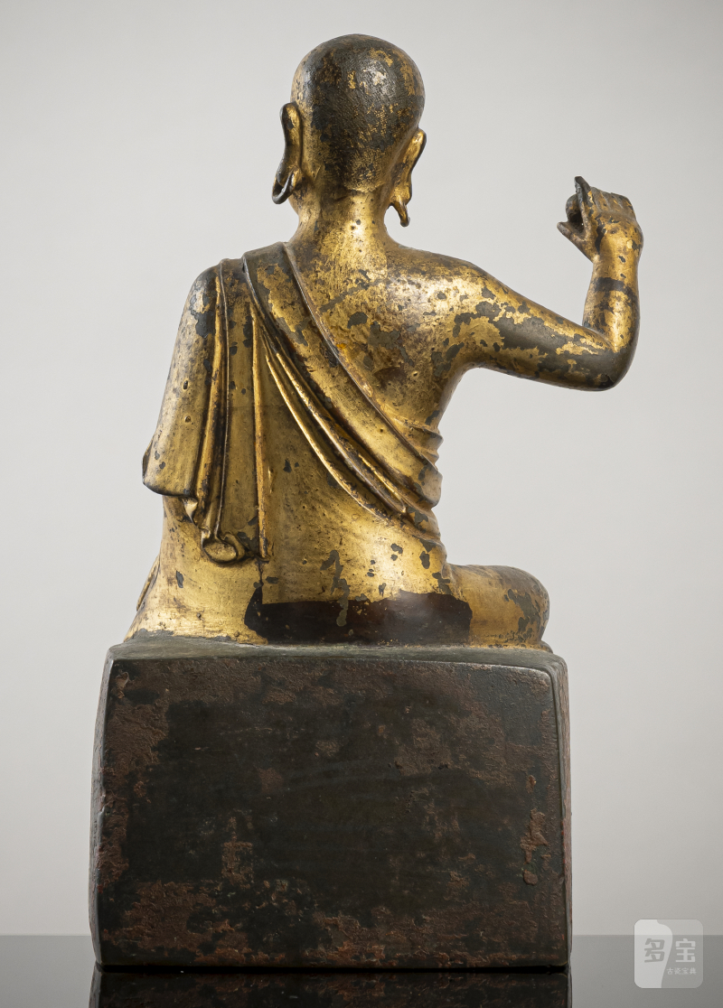 A gilt- and red-lacquered bronze figure of a luohan - 图2